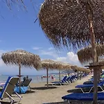 In With Sea Views & Pool Apartman *