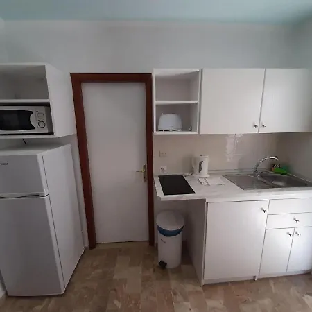 Cheerful In With Balcony Μπενίτσες